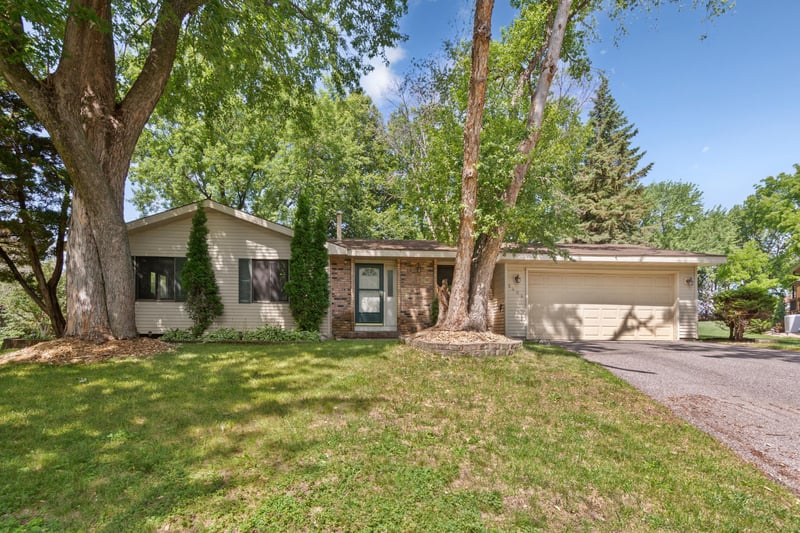 3404 Red Oak Cir N, Burnsville, MN 55337