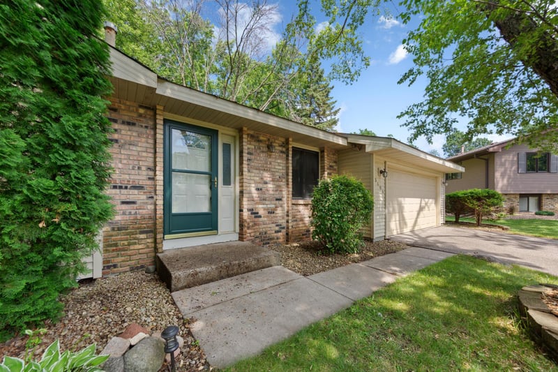 3404 Red Oak Cir N, Burnsville, MN 55337
