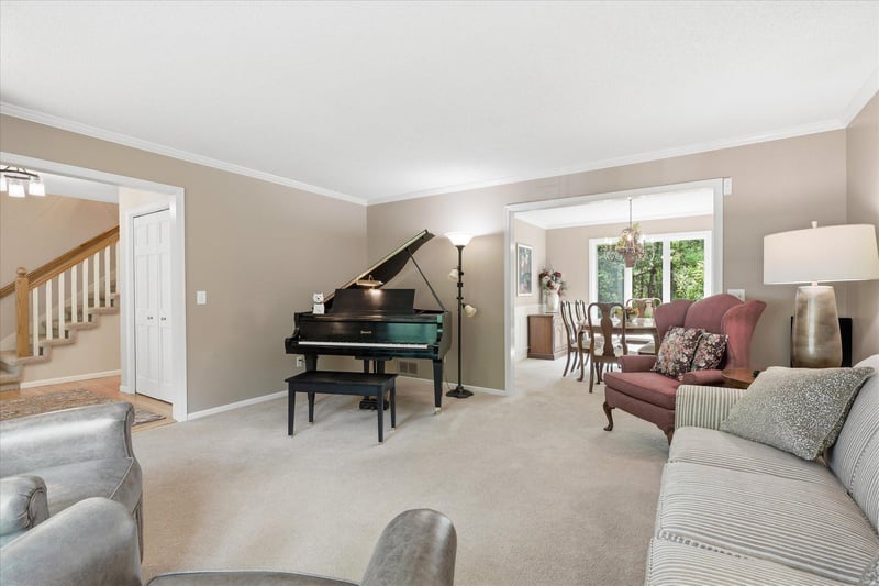 1308 Summit Oaks Dr, Burnsville, MN 55337