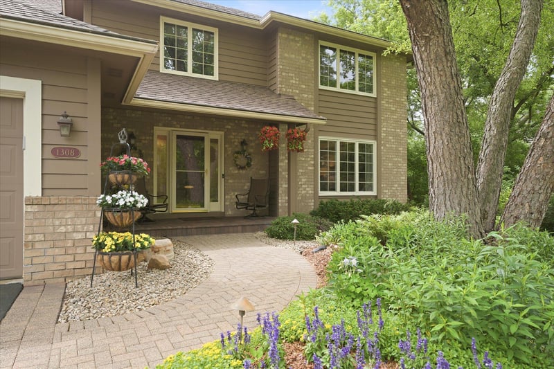 1308 Summit Oaks Dr, Burnsville, MN 55337