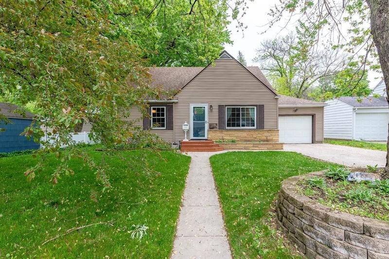 1215 Woodland Ave, Mankato, MN 56001