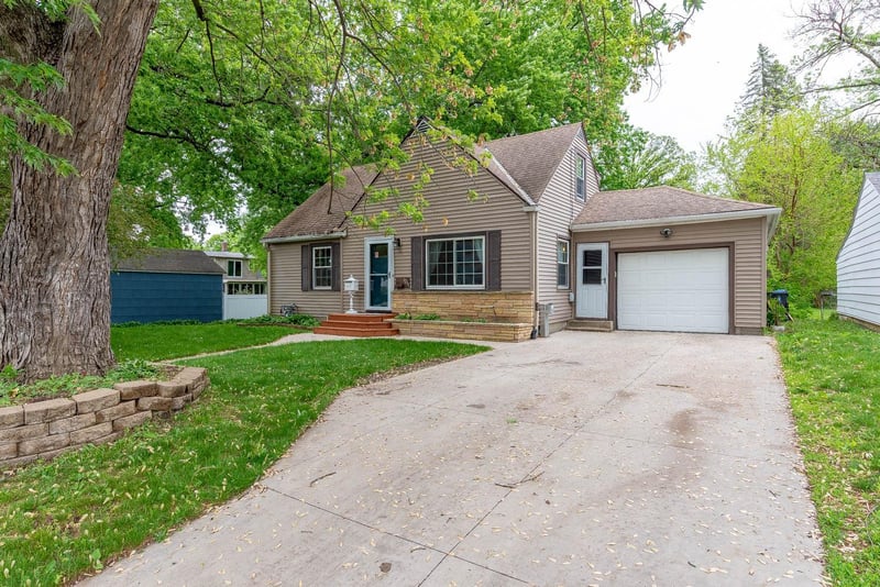1215 Woodland Ave, Mankato, MN 56001