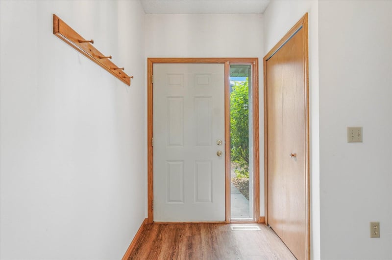3246 Edgerton St, Vadnais Heights, MN 55127