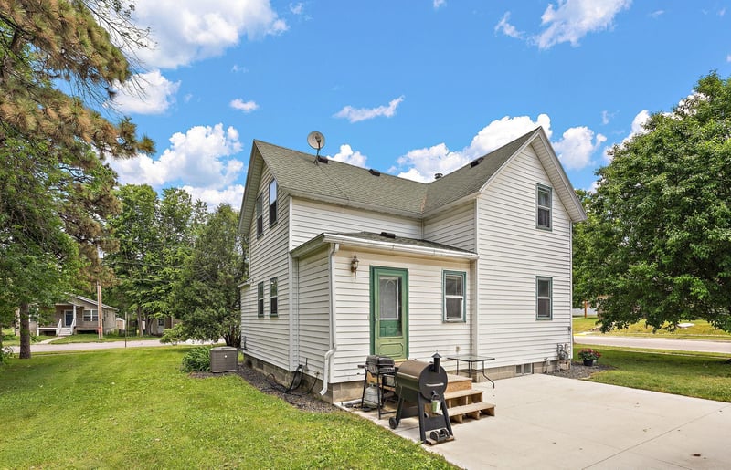 412 Oak Ave SE, Montgomery, MN 56069