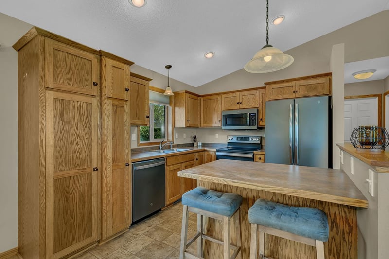 984 Waters Edge Cir, Avon, MN 56310