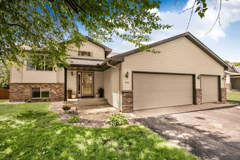 984 Waters Edge Cir, Avon, MN 56310