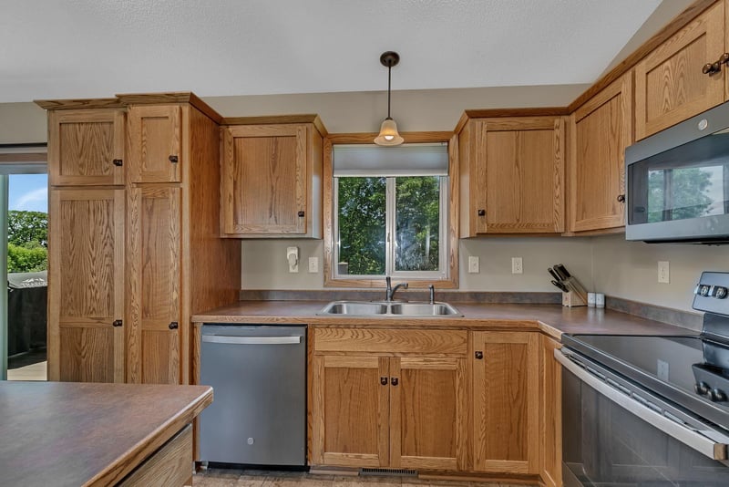 984 Waters Edge Cir, Avon, MN 56310