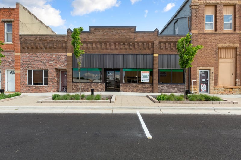 120 E 2nd St, Winthrop, MN 55396