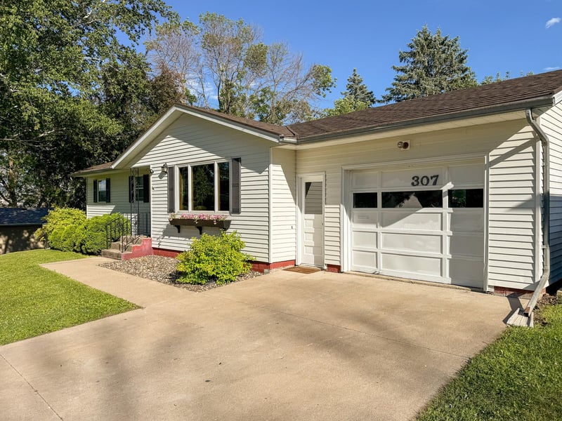 307 Hilltop Dr, Goodhue, MN 55027