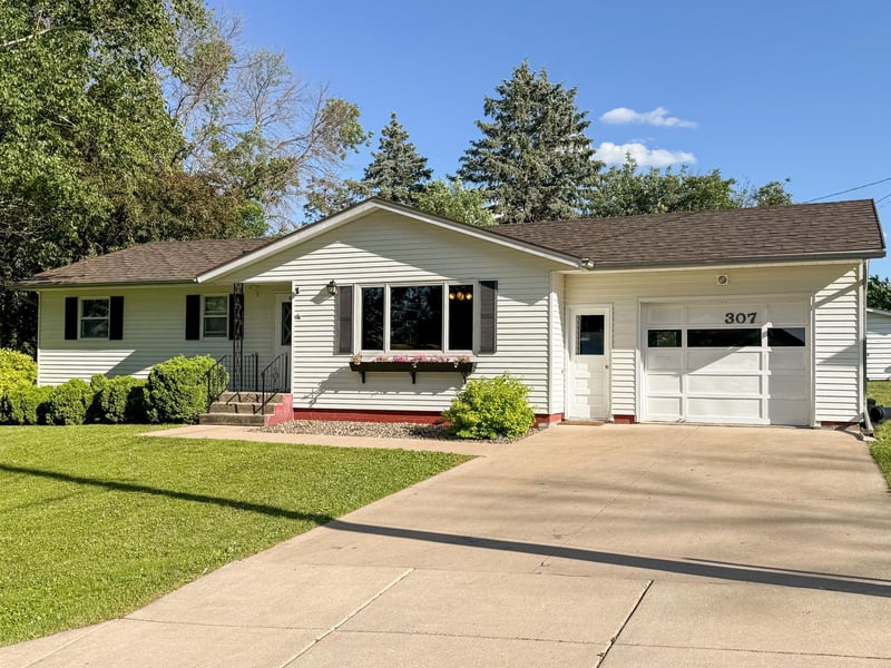307 Hilltop Dr, Goodhue, MN 55027