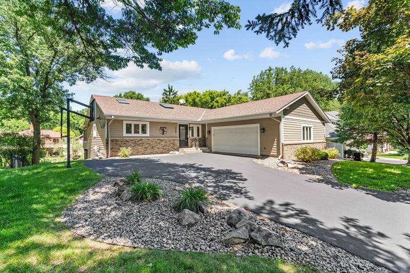 3042 12th St NW, New Brighton, MN 55112