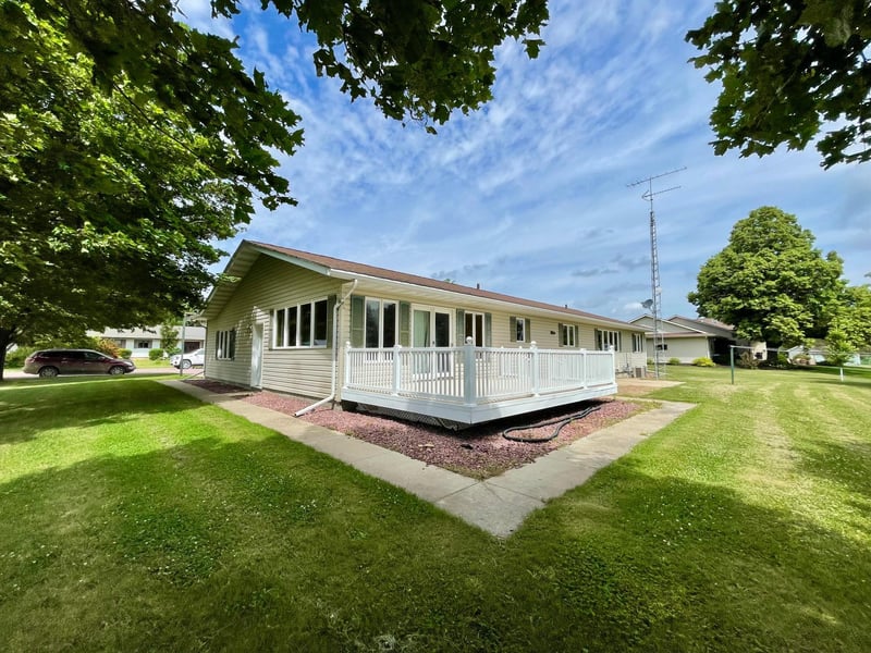212 Eastern Ave S, Comfrey, MN 56019