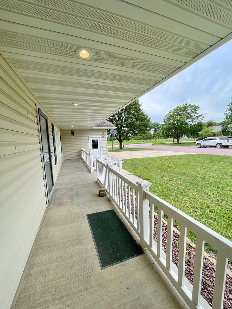 212 Eastern Ave S, Comfrey, MN 56019