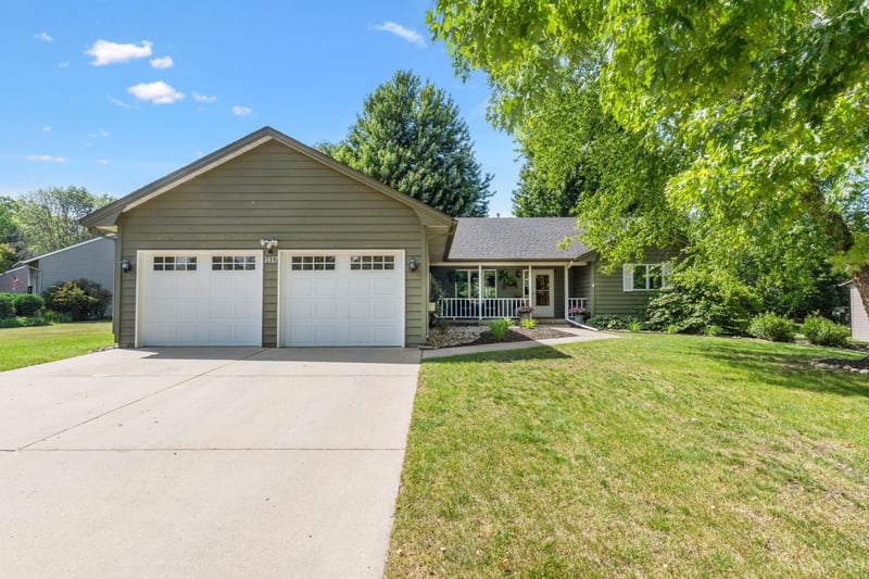 1417 Fairway Dr, Faribault, MN 55021