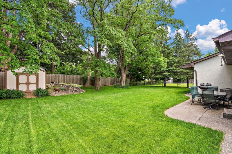 1265 Belmont Ln W, Roseville, MN 55113