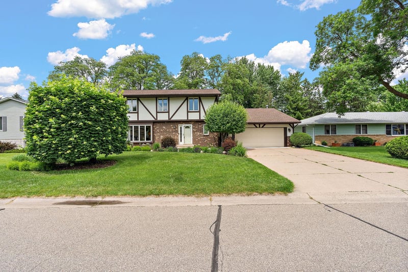 1265 Belmont Ln W, Roseville, MN 55113