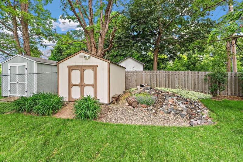 1265 Belmont Ln W, Roseville, MN 55113