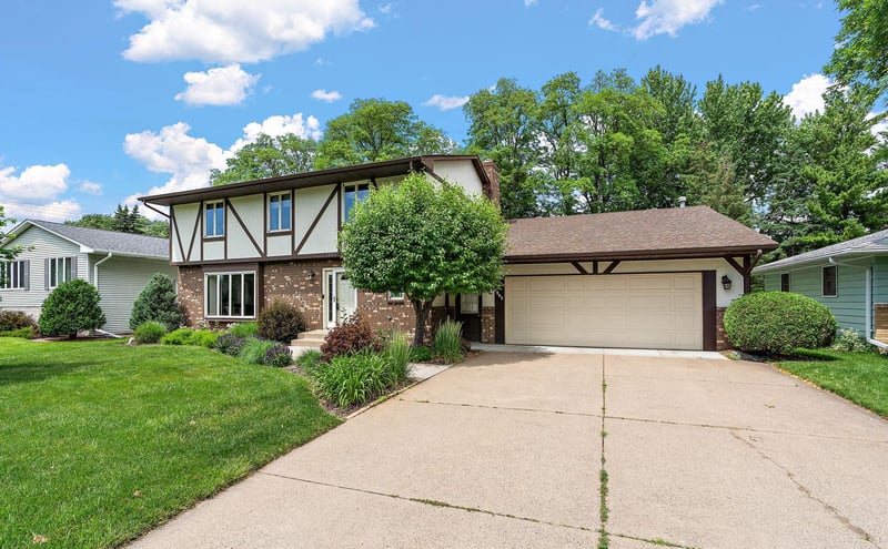 1265 Belmont Ln W, Roseville, MN 55113