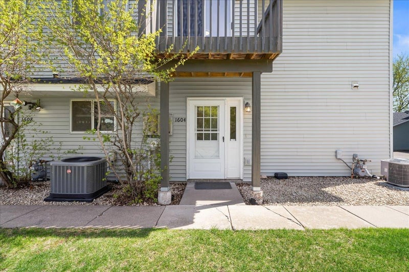 1604 Helmo Ave N, Oakdale, MN 55128
