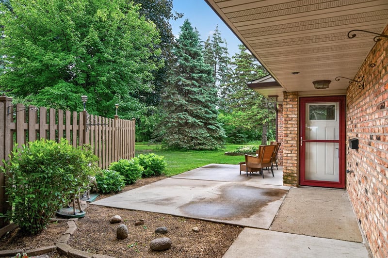 9609 Lonsdale Cir, Minnetonka, MN 55305