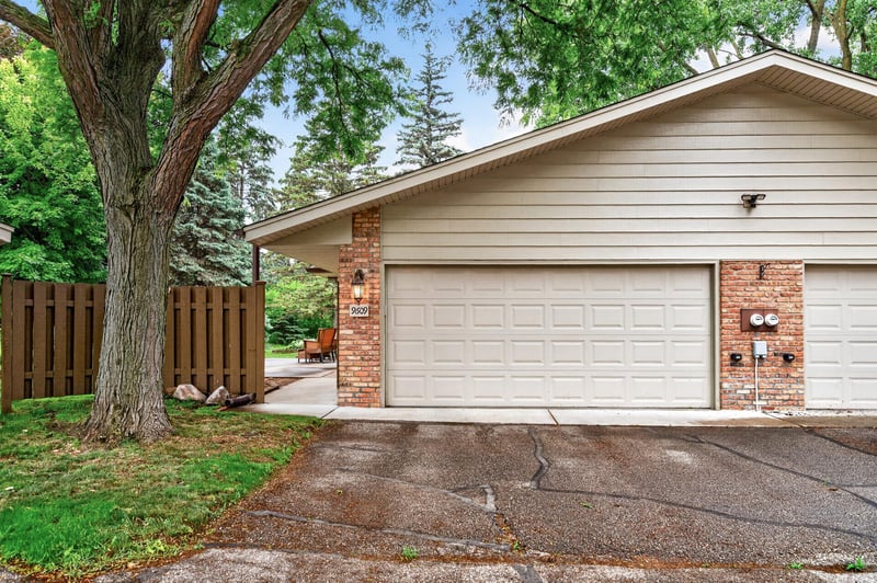 9609 Lonsdale Cir, Minnetonka, MN 55305