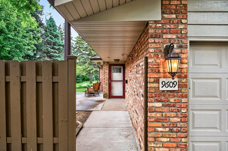 9609 Lonsdale Cir, Minnetonka, MN 55305
