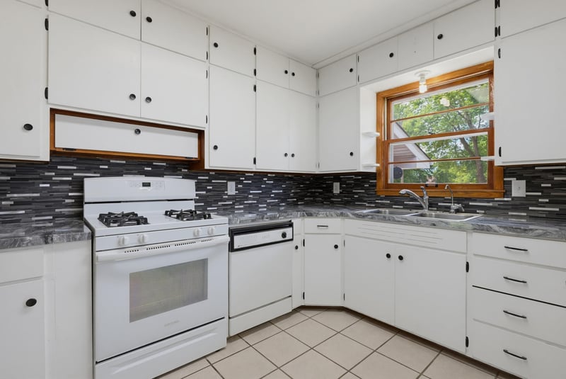 821 Ash Ave, Bird Island, MN 55310