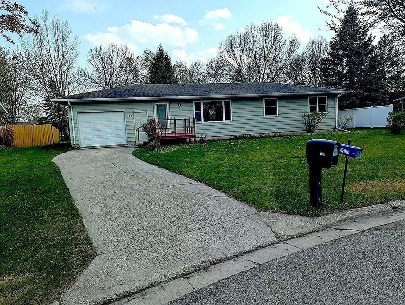 106 Circle Dr, Thief River Falls, MN 56701