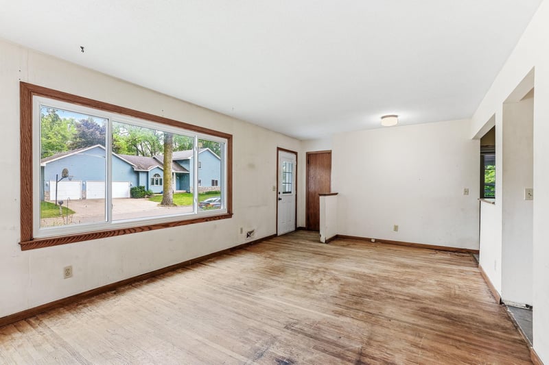 687 Dover St NE, Fridley, MN 55432