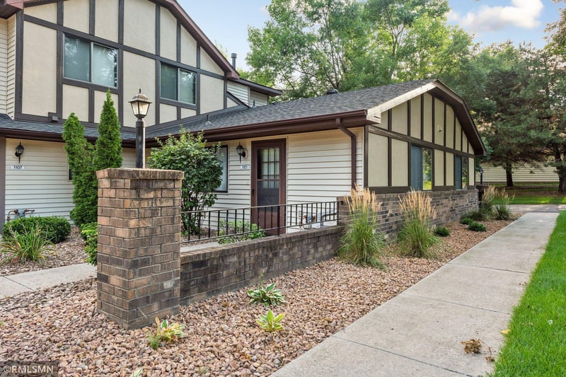 1101 W Royal Oaks Dr, Shoreview, MN 55126