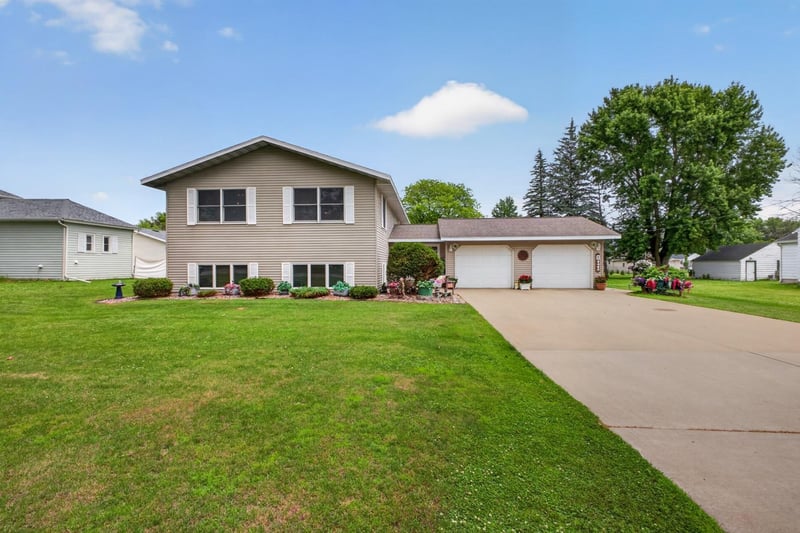 811 Broadway Ave, Wabasha, MN 55981