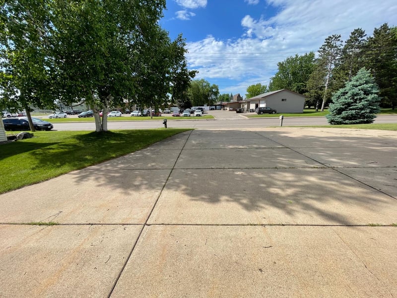 708 1st St E, Milaca, MN 56353