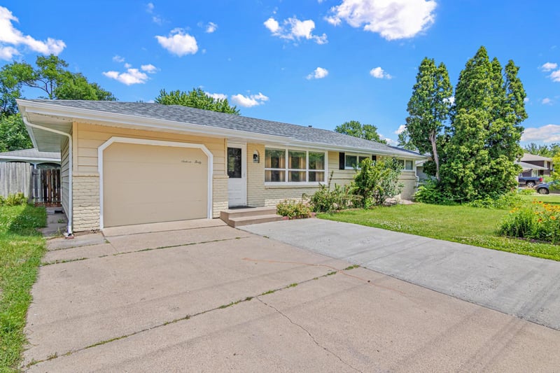 1640 7th St NW, New Brighton, MN 55112
