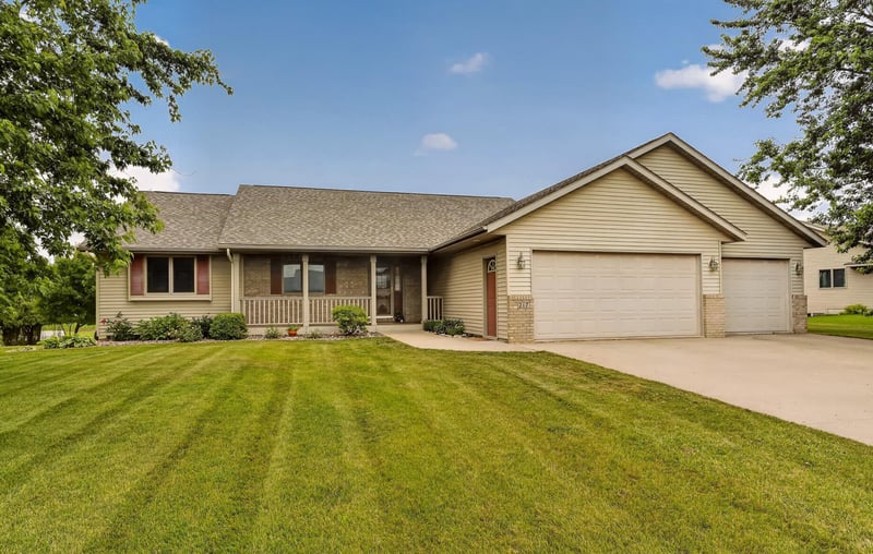 217 Whispering Hills Dr, Saint Charles, MN 55972