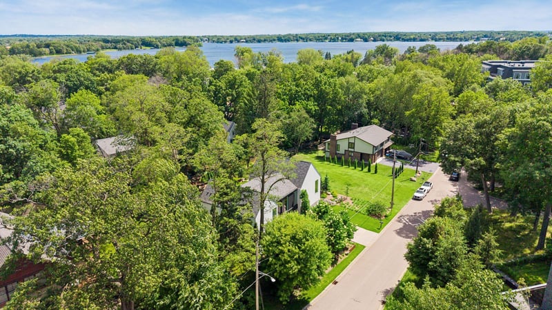 1058 E Circle Dr, Wayzata, MN 55391
