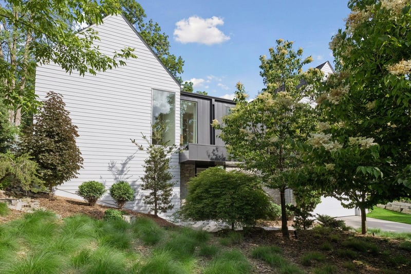 1058 E Circle Dr, Wayzata, MN 55391