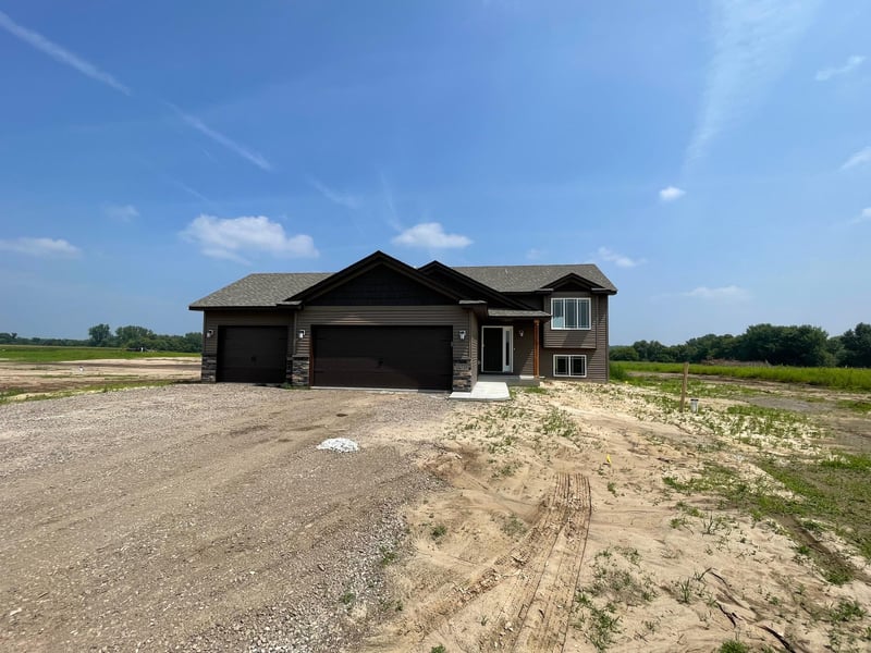 2512 341st Ave NW, Cambridge, MN 55008