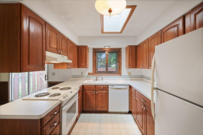 13009 Lakeview Dr, Burnsville, MN 55337