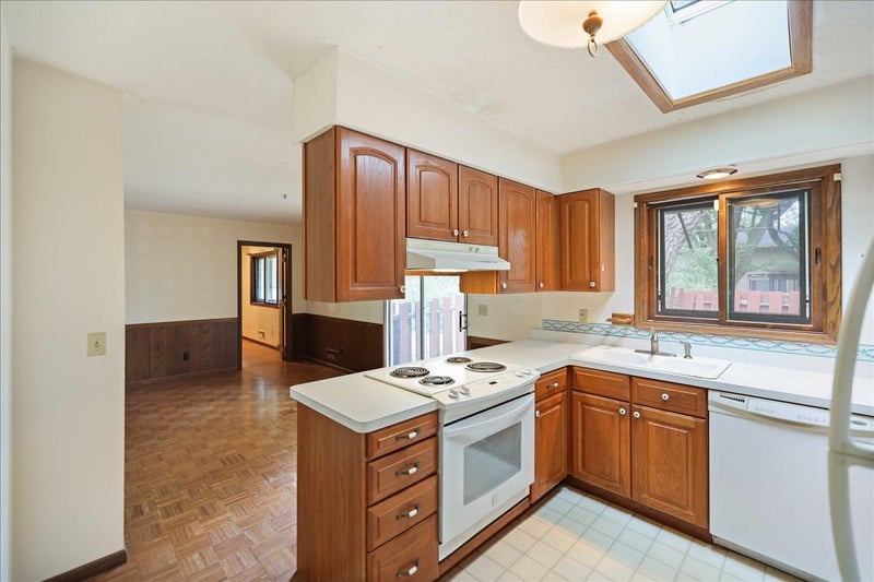 13009 Lakeview Dr, Burnsville, MN 55337