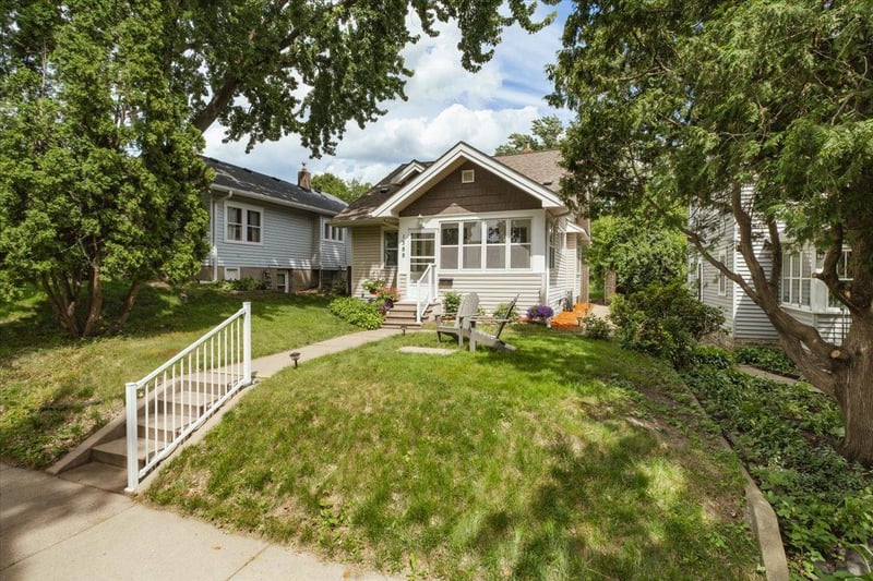 1388 Simpson St, Saint Paul, MN 55108