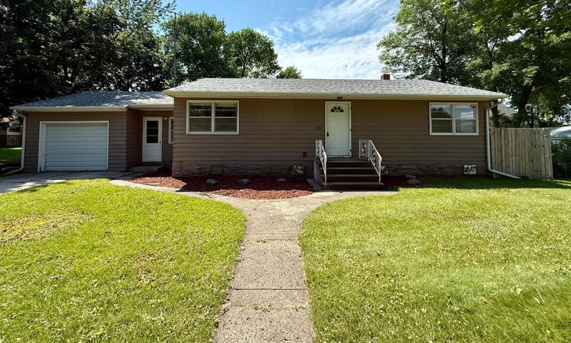 220 S 4th St, Bird Island, MN 55310