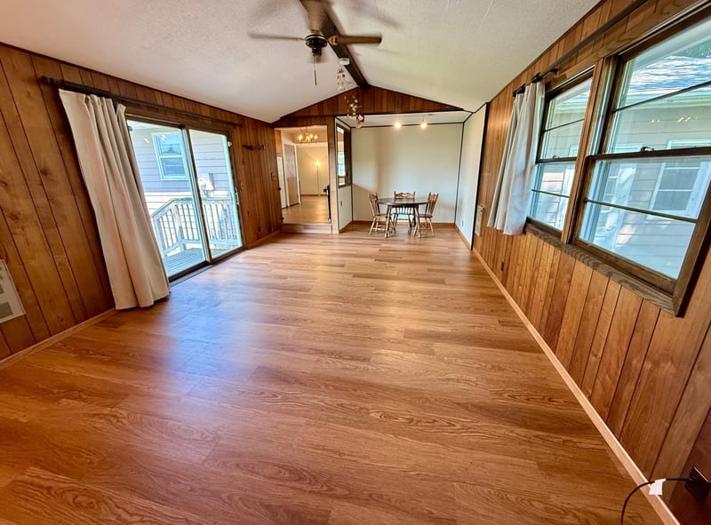 220 S 4th St, Bird Island, MN 55310