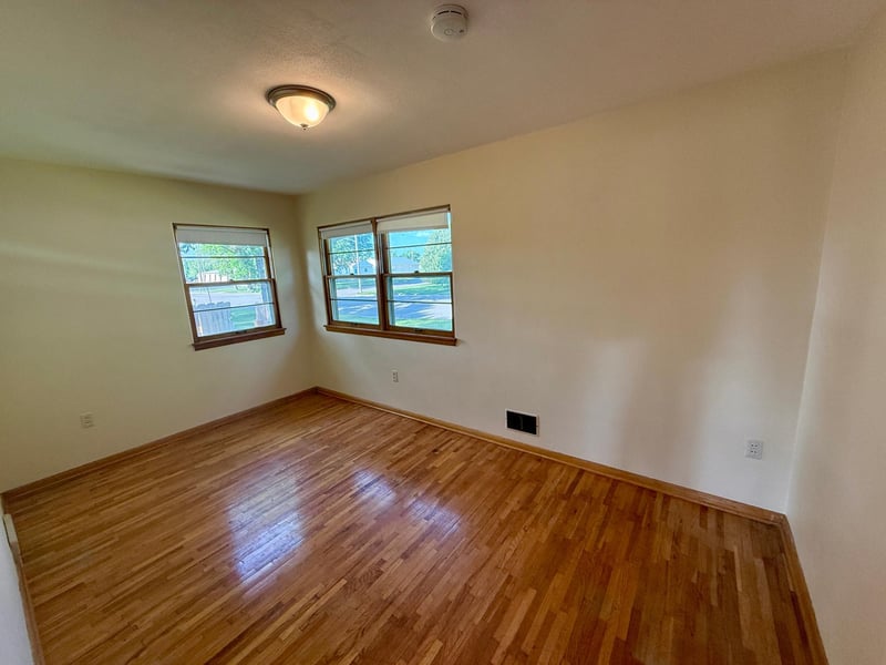 220 S 4th St, Bird Island, MN 55310