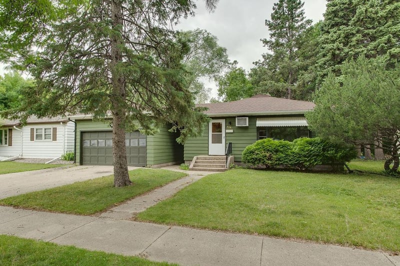 419 16th St S, Moorhead, MN 56560