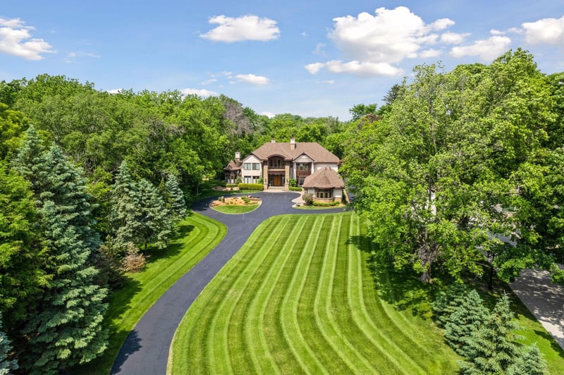 1910 Shoreline Dr, Wayzata, MN 55391