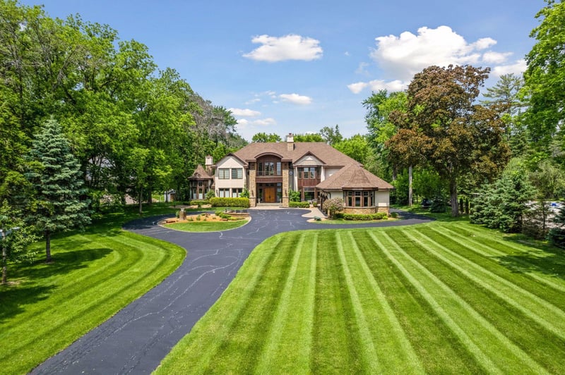 1910 Shoreline Dr, Wayzata, MN 55391