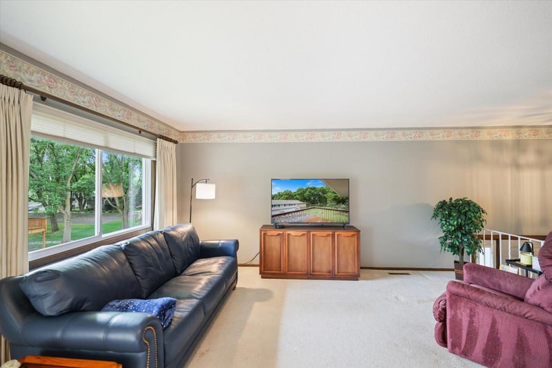 1262 Timbershore Ln, Eagan, MN 55123