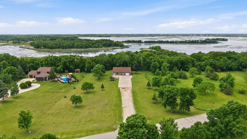 8666 Riverwood Cir N, New London, MN 56273