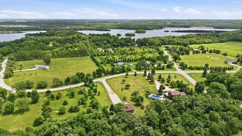 8666 Riverwood Cir N, New London, MN 56273