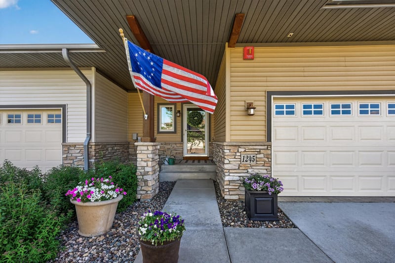 1245 Vernon Dr, Carver, MN 55315